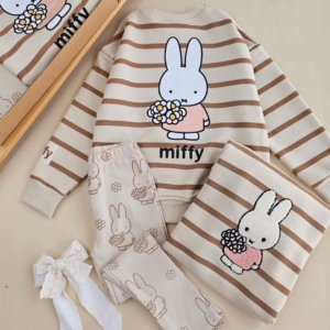 Комплект с рипсено клинче и блузка с пухкаво мече и зайче