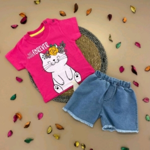 Комплект с блузка с коте и къси панталонки