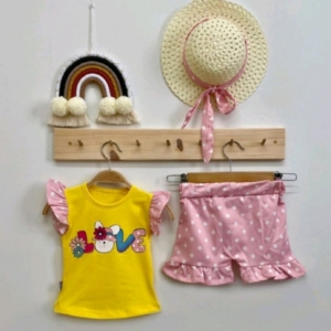 Комплект с блузка, къси панталонки и шапка