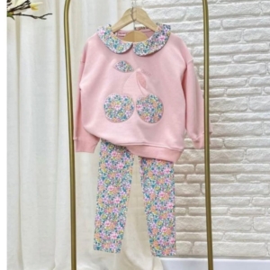 Разкошен комплект с блузка с яка и черешки