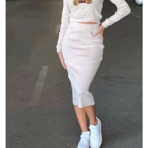 Еластичен дамски екип с пола и блуза с мече в бежово