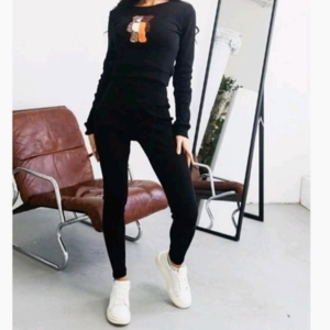 Дамски екип с лека вата от 2 части клин и блуза с мече в черен цвят