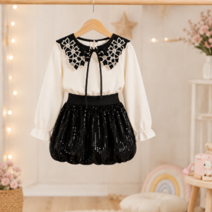Комплект с блузка с яка и черна пола